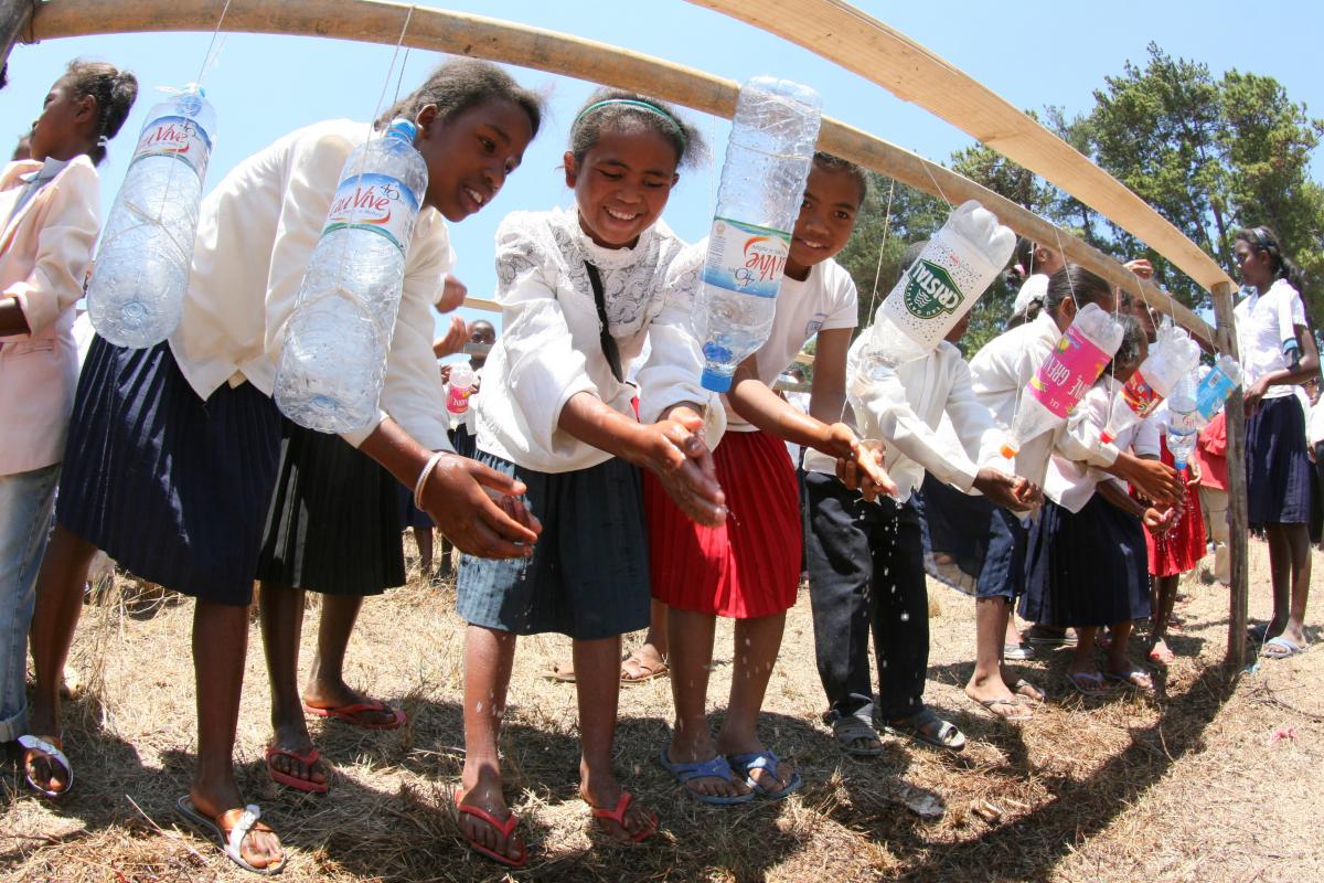 Malagasy school children demo the Tippy Tap